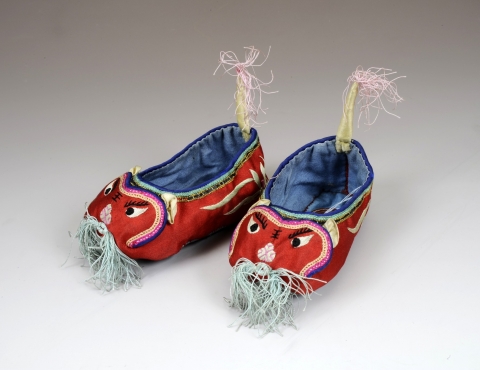 Stitches of Love – Through the Looking Glass of a Textile Conservator
